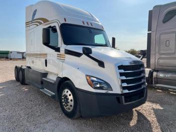  Salvage Freightliner Cascadia 1