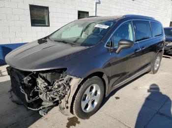  Salvage Chrysler Pacifica