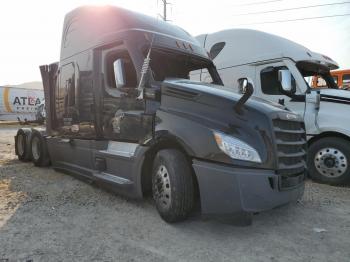  Salvage Freightliner Cascadia 1