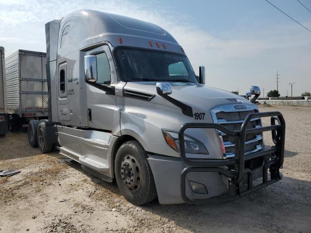  Salvage Freightliner Cascadia 1