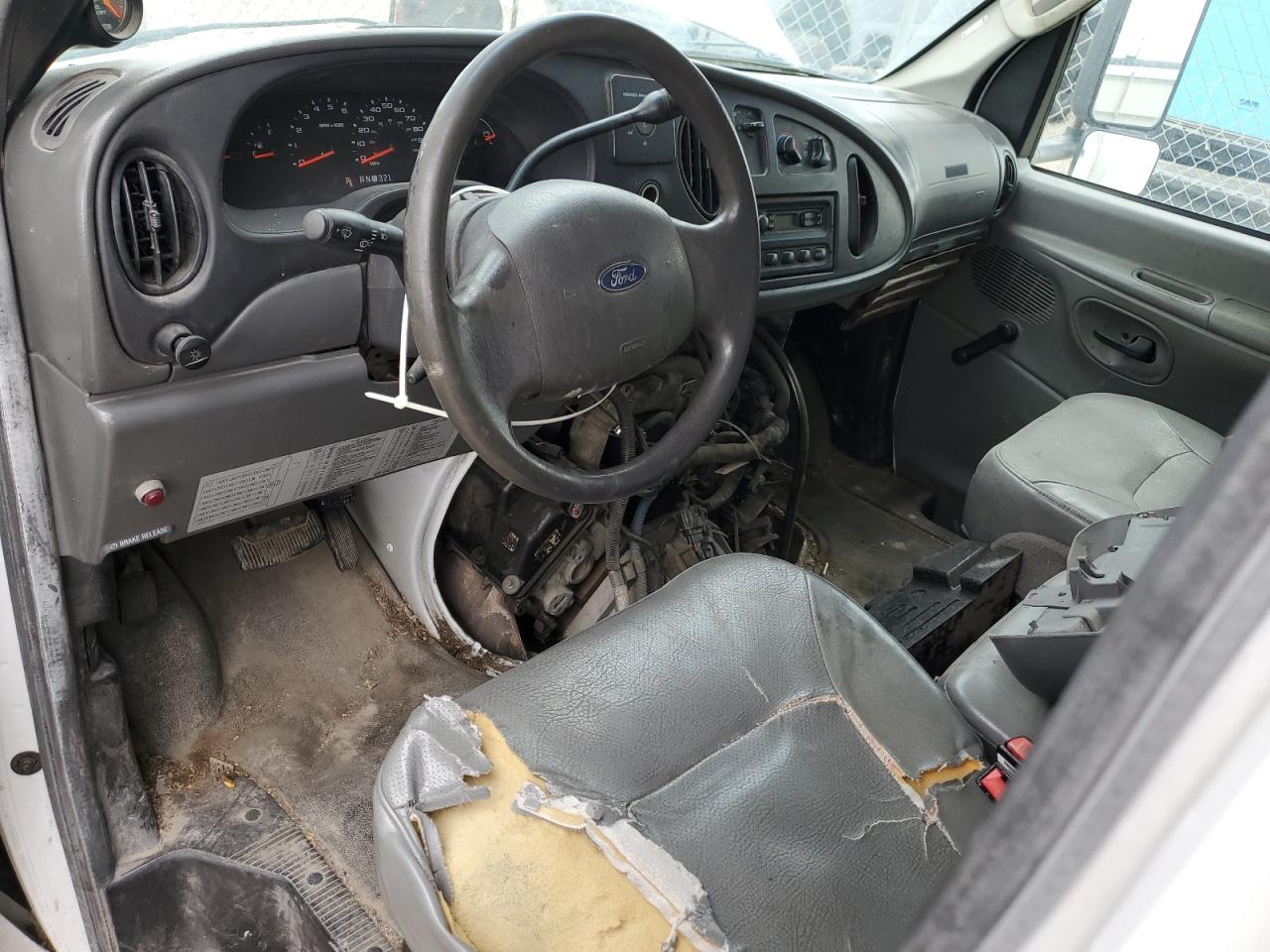 Ford Econoline E450 Super Duty Cutaway Van Image 10