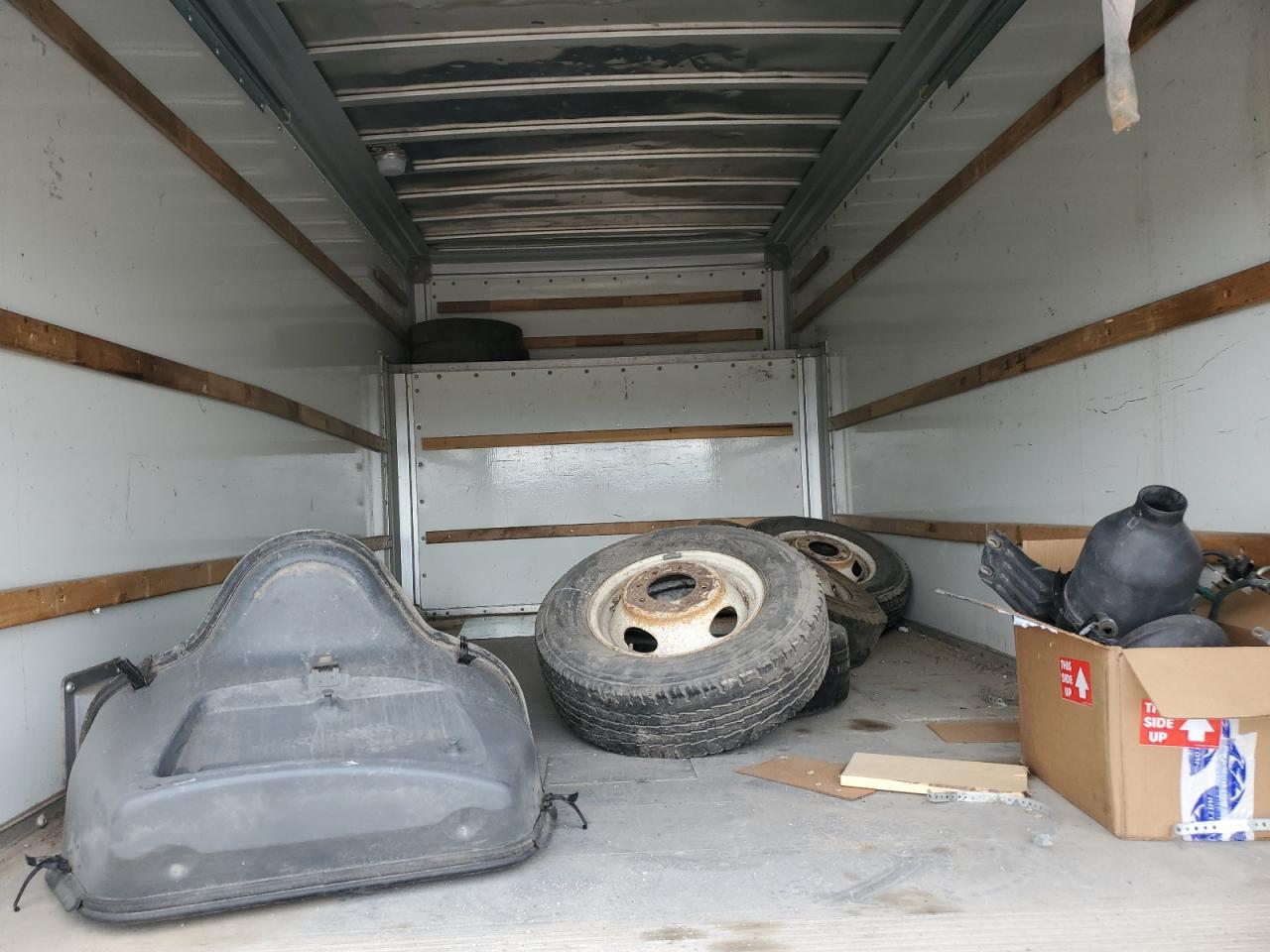 Ford Econoline E450 Super Duty Cutaway Van Image 6