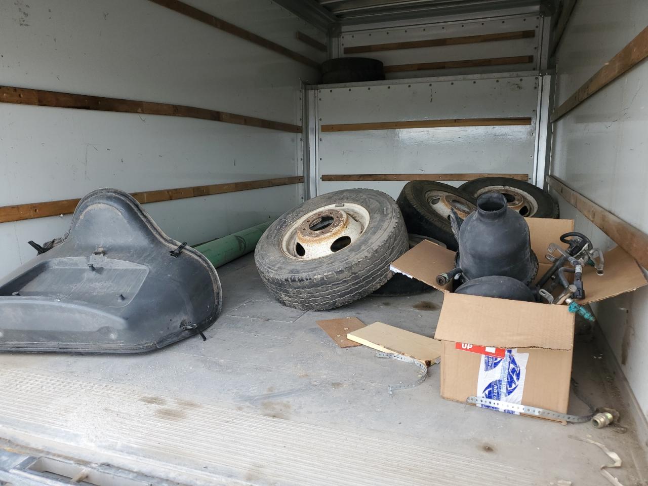 Ford Econoline E450 Super Duty Cutaway Van Image 9