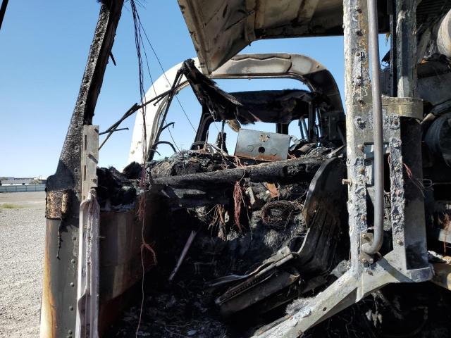 Peterbilt 320 Image 9