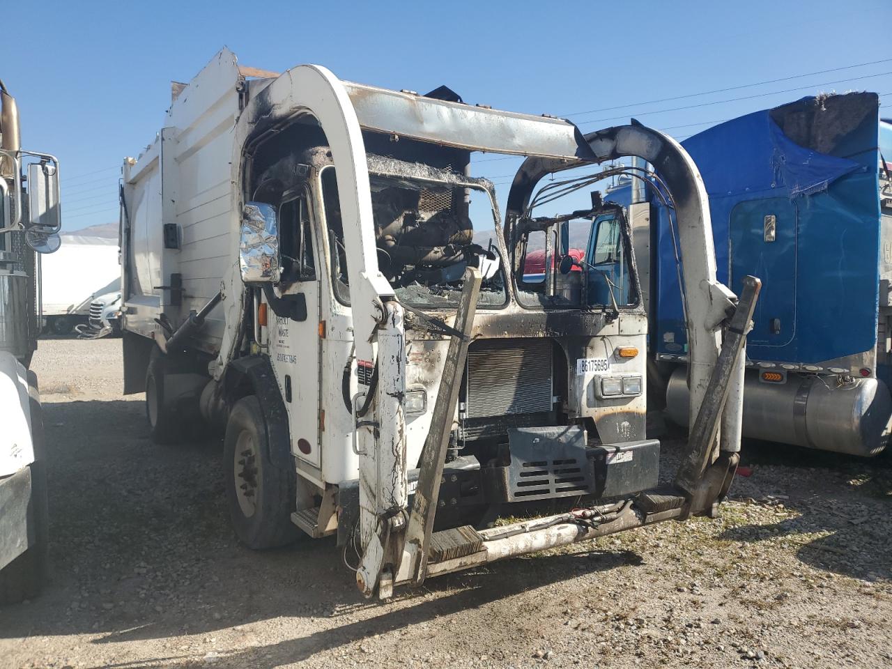 Peterbilt 320 Image 1