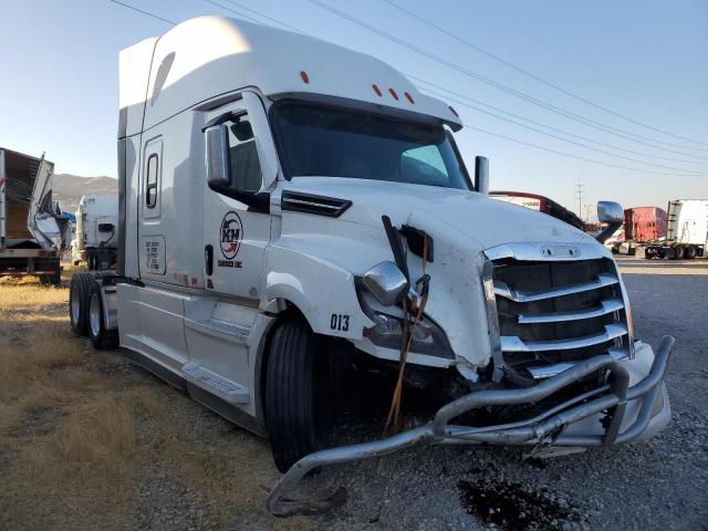  Salvage Freightliner Cascadia 1