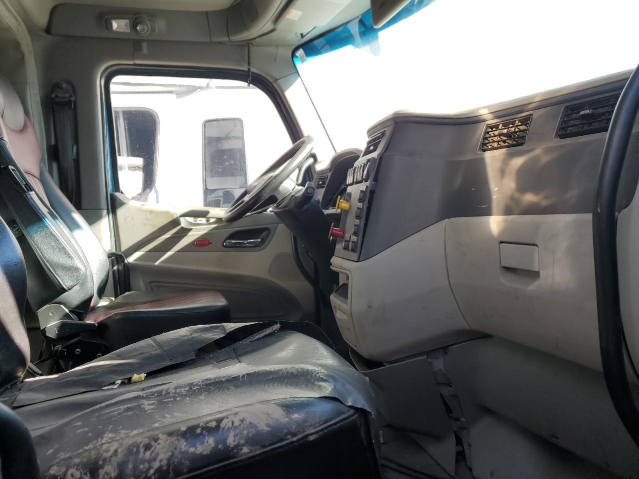 Peterbilt Tractor 579 Image 9