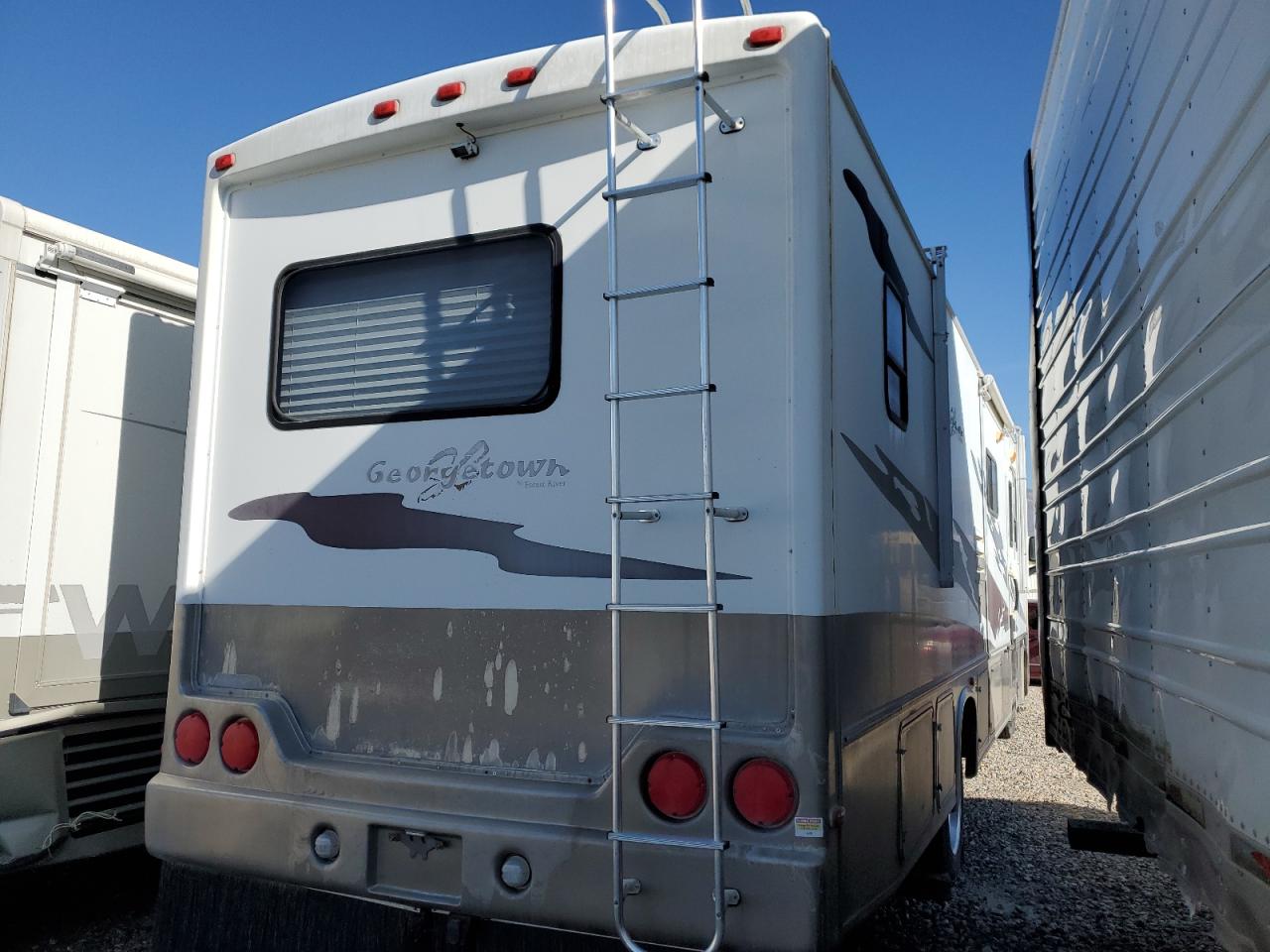 Ford F-550 Super Duty Stripped Chassis Image 9