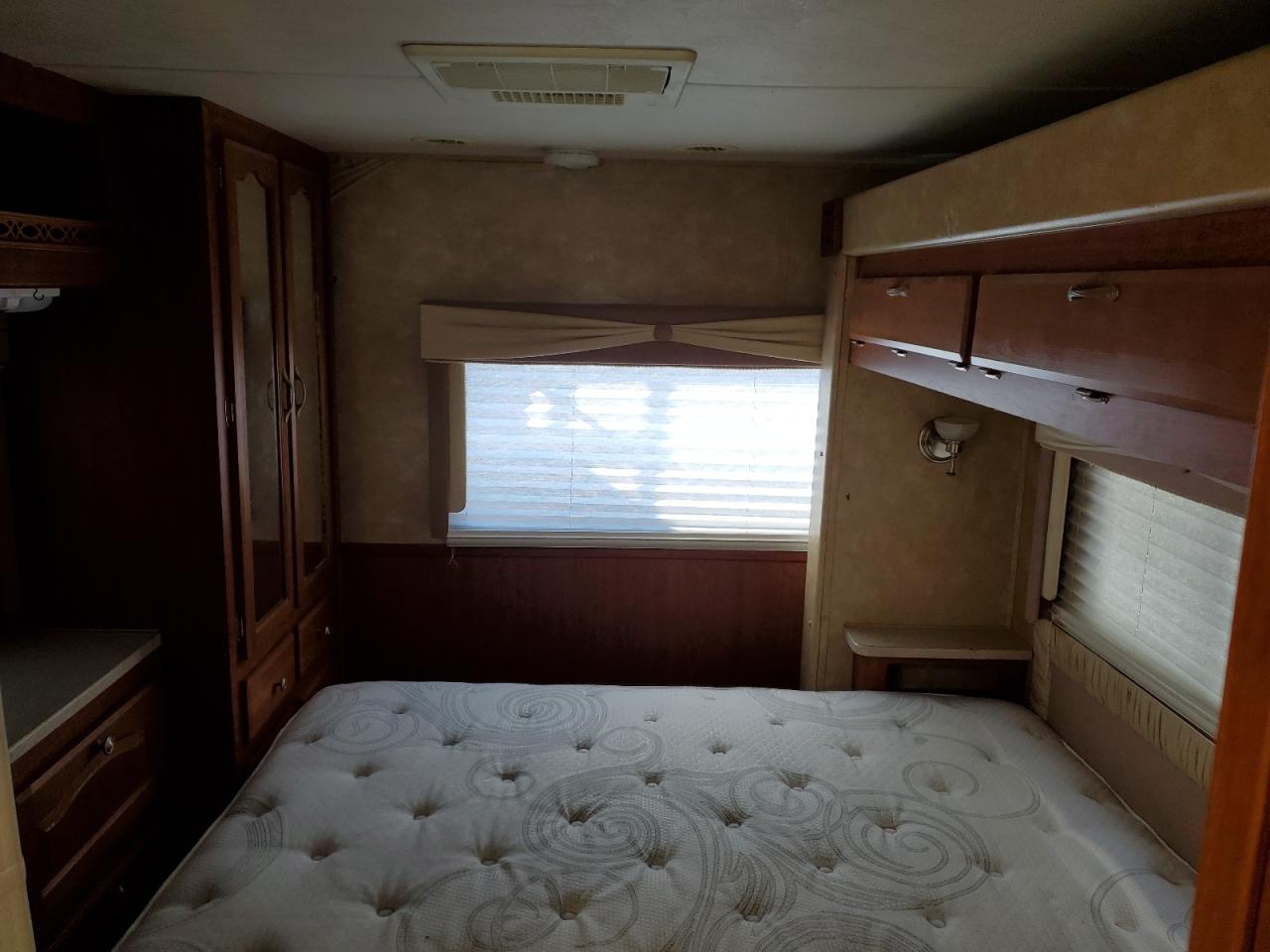 Ford F-550 Super Duty Stripped Chassis Image 7