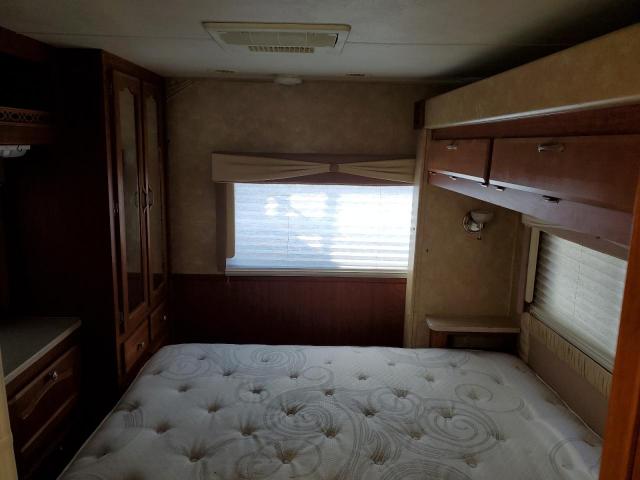 Ford F-550 Super Duty Stripped Chassis Image 7