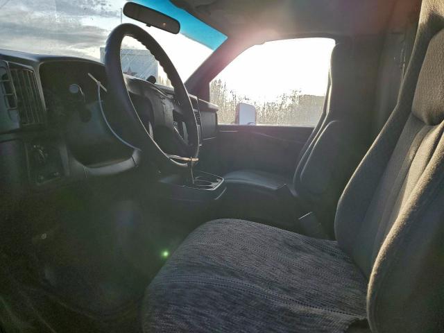 Chevrolet Express Image 4