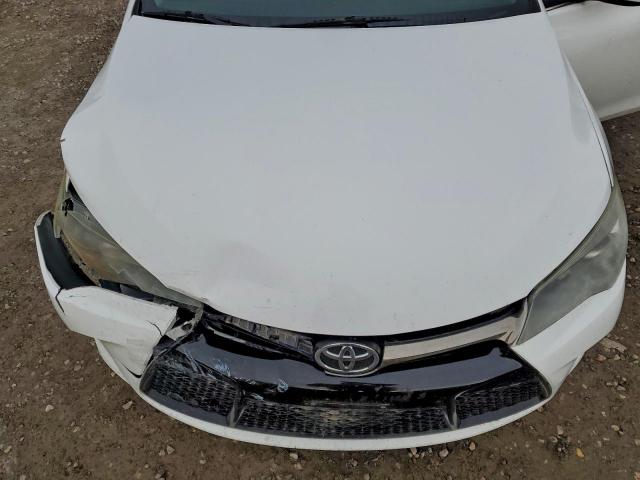 Toyota Camry Le Image 9