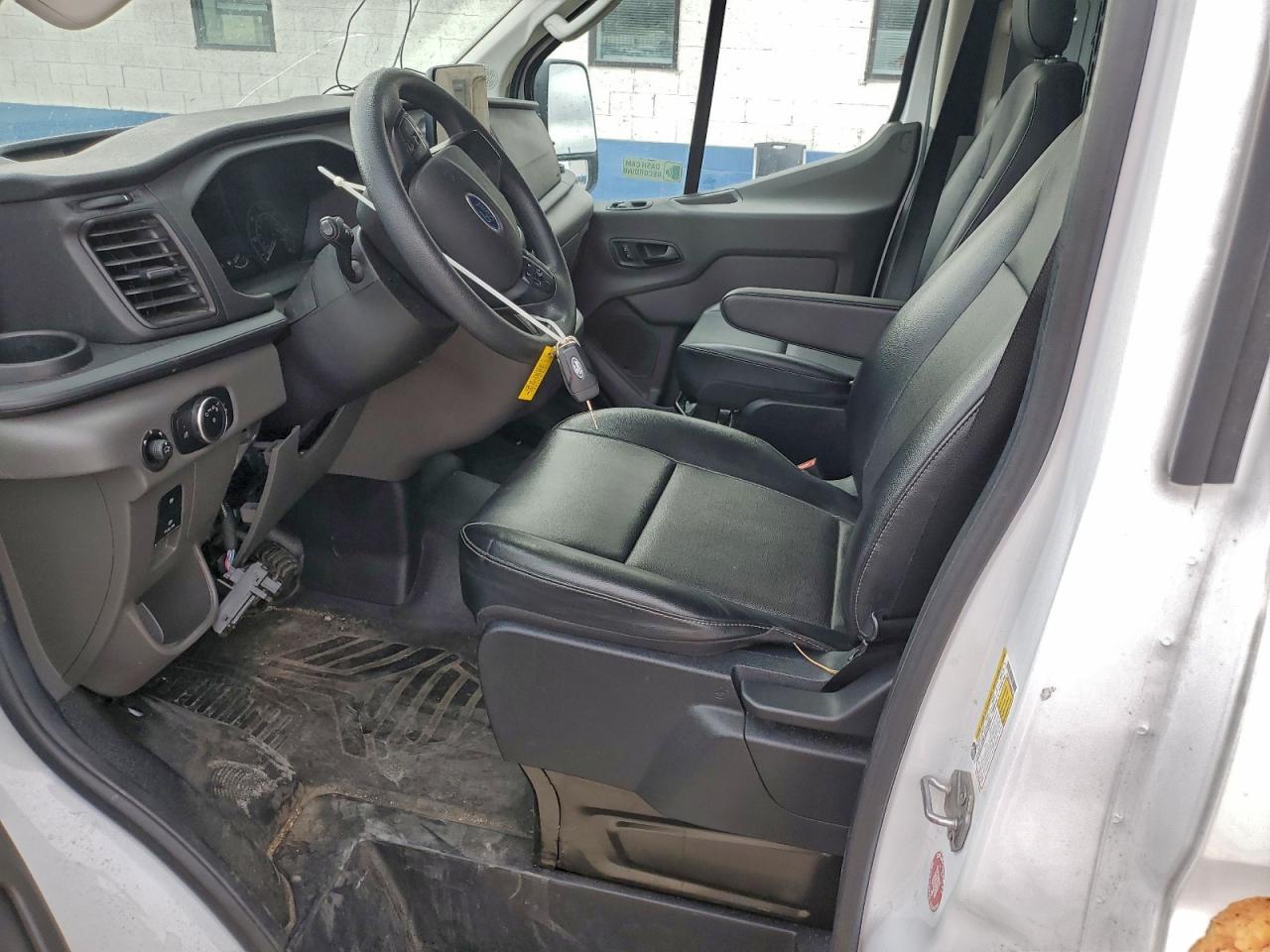 Ford Transit T-150 Image 3