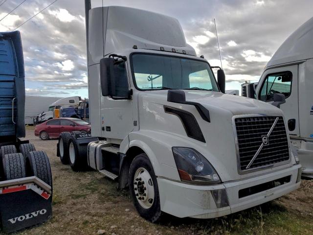  Salvage Volvo Vn