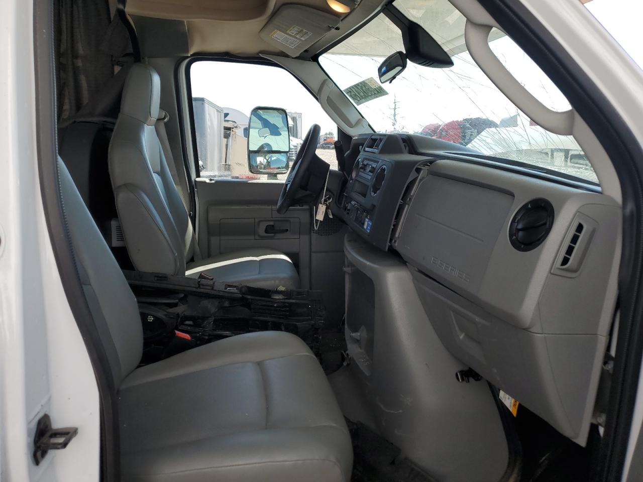 Ford Econoline E350 Super Duty Cutaway Van Image 9