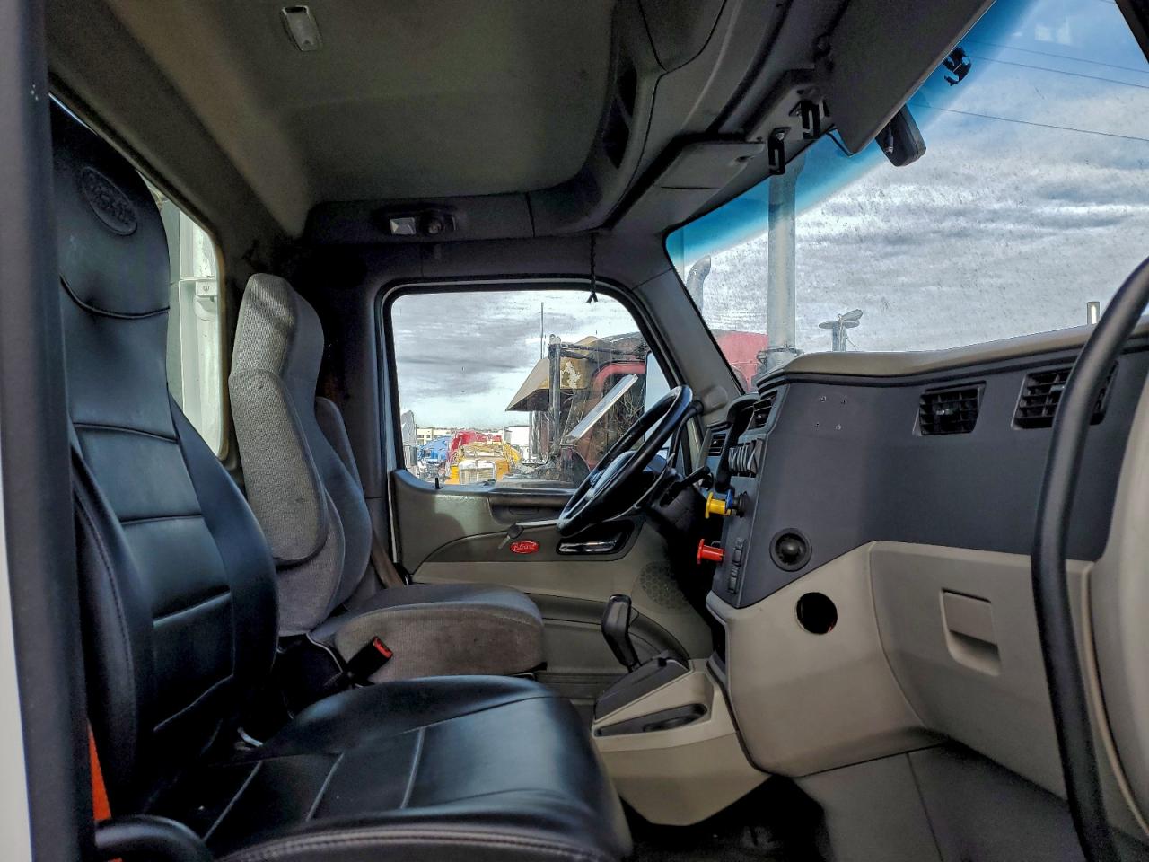 Peterbilt 579 Image 5
