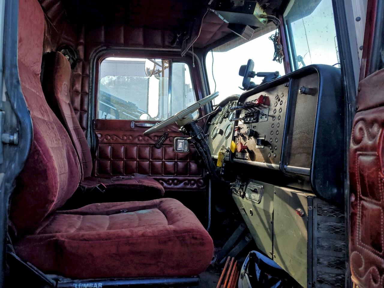 Peterbilt 359 Image 10