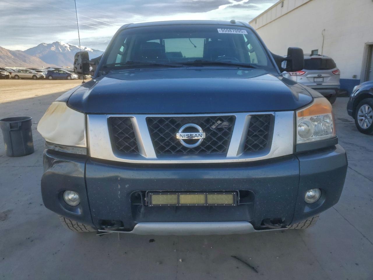 Nissan Titan S Image 4