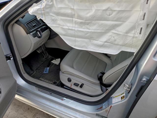 Volkswagen Passat S Image 2