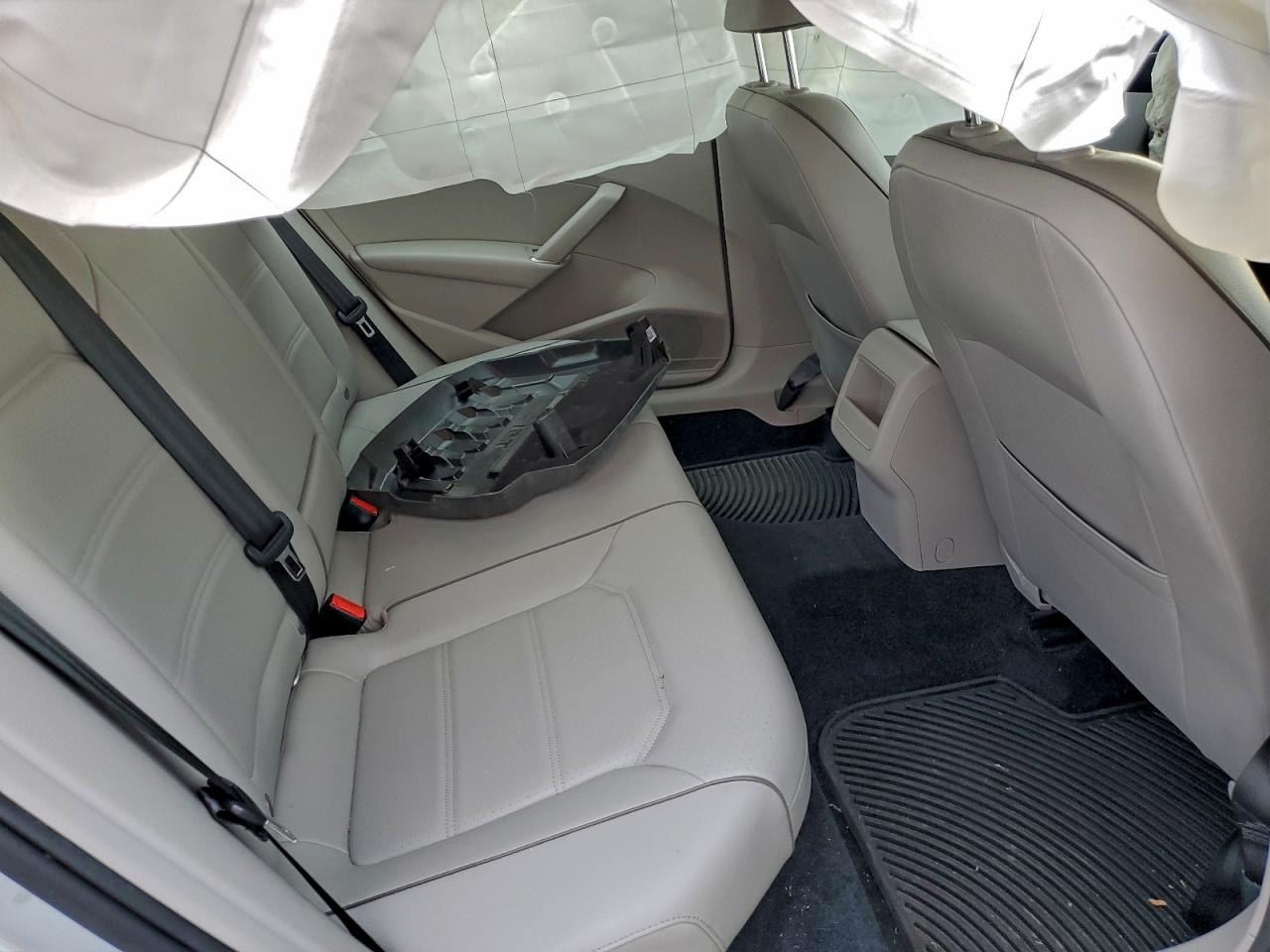 Volkswagen Passat S Image 5