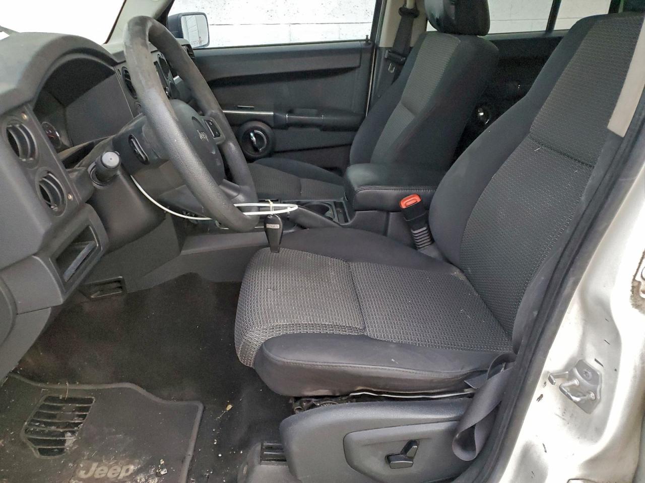 Jeep Commander Sport Image 11