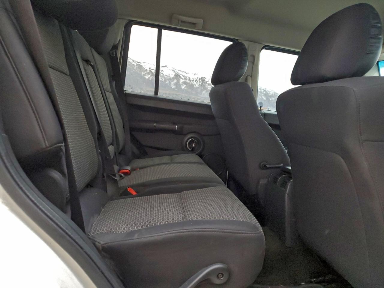 Jeep Commander Sport Image 9