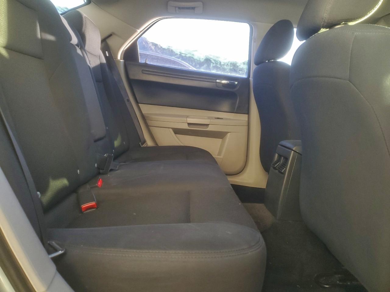 Chrysler 300 Image 9