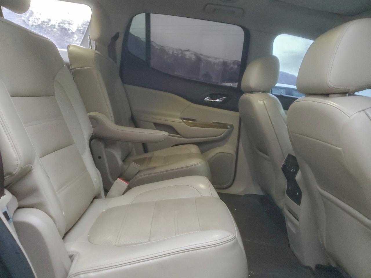 GMC Acadia Denali Image 13