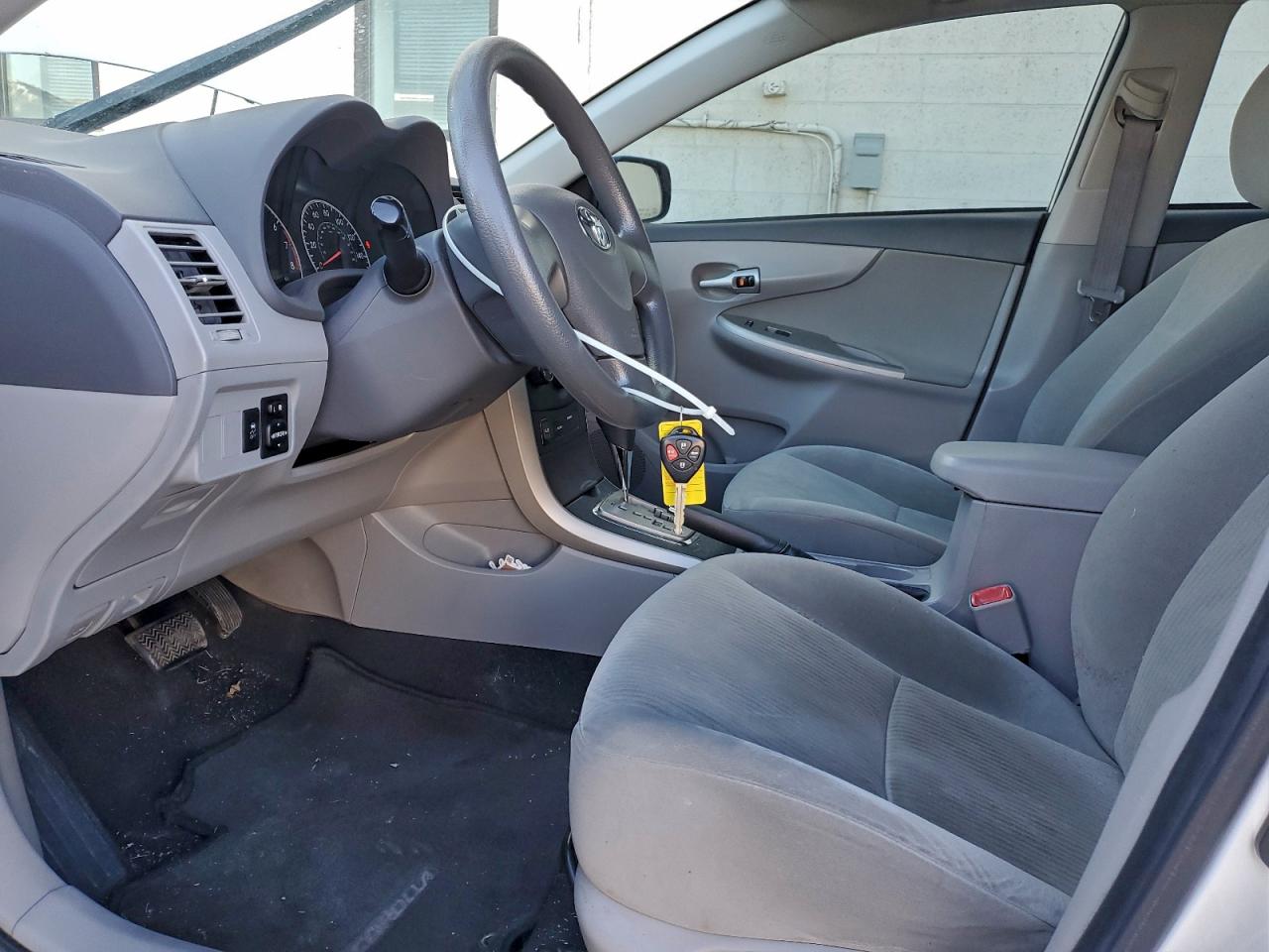 Toyota Corolla Base Image 12