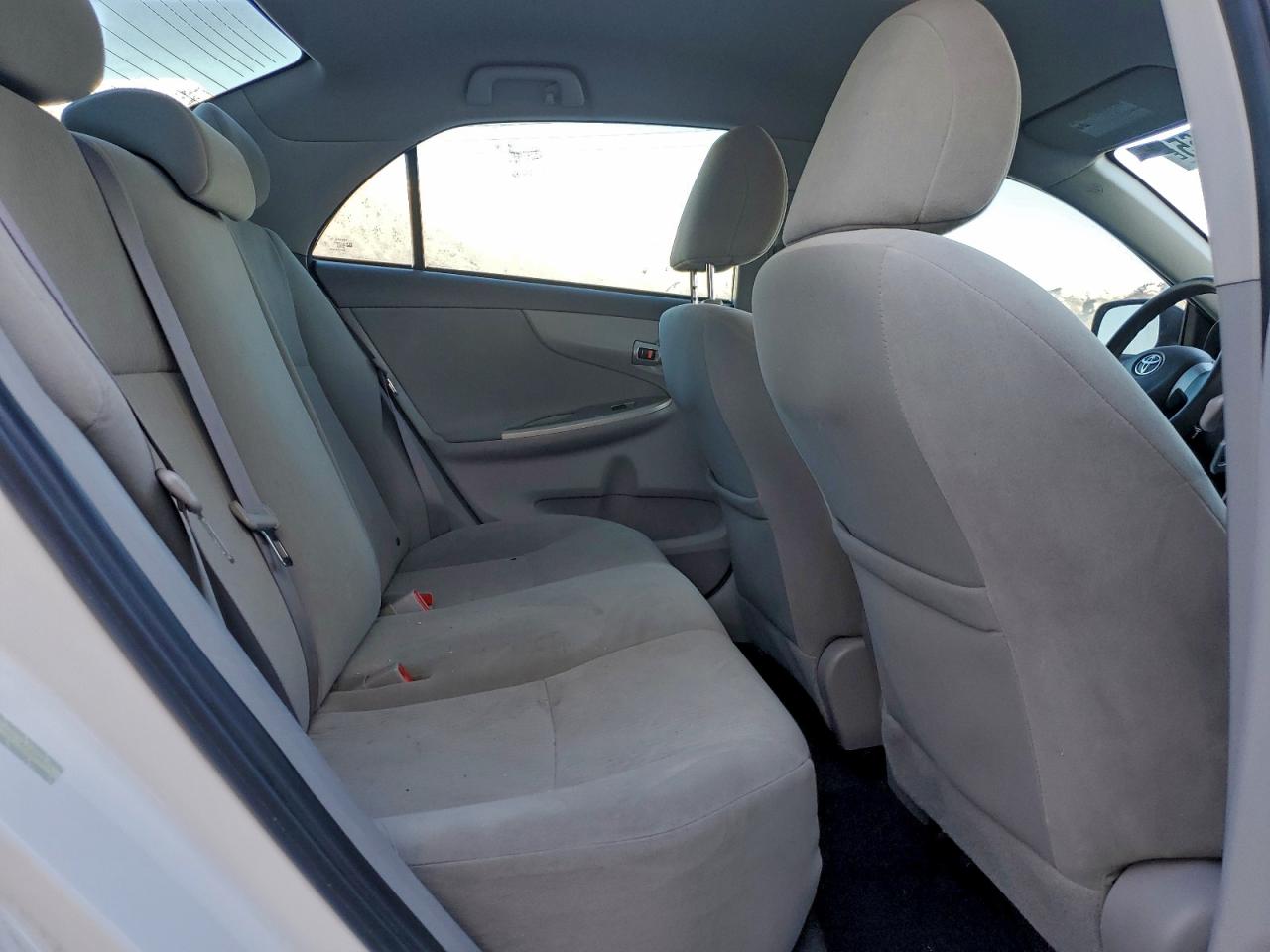 Toyota Corolla Base Image 11