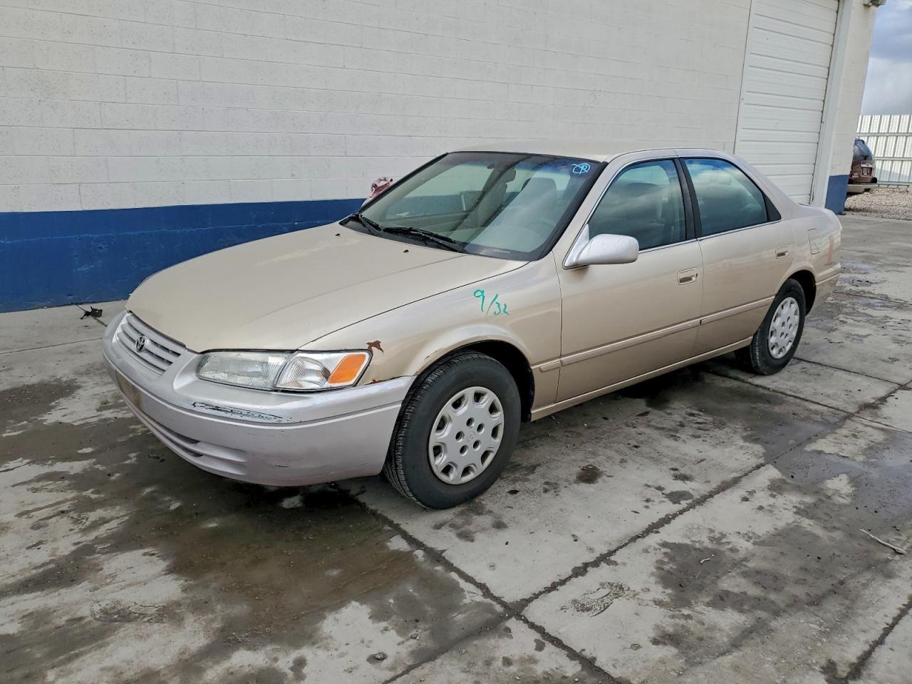 Toyota Camry Ce Image 1