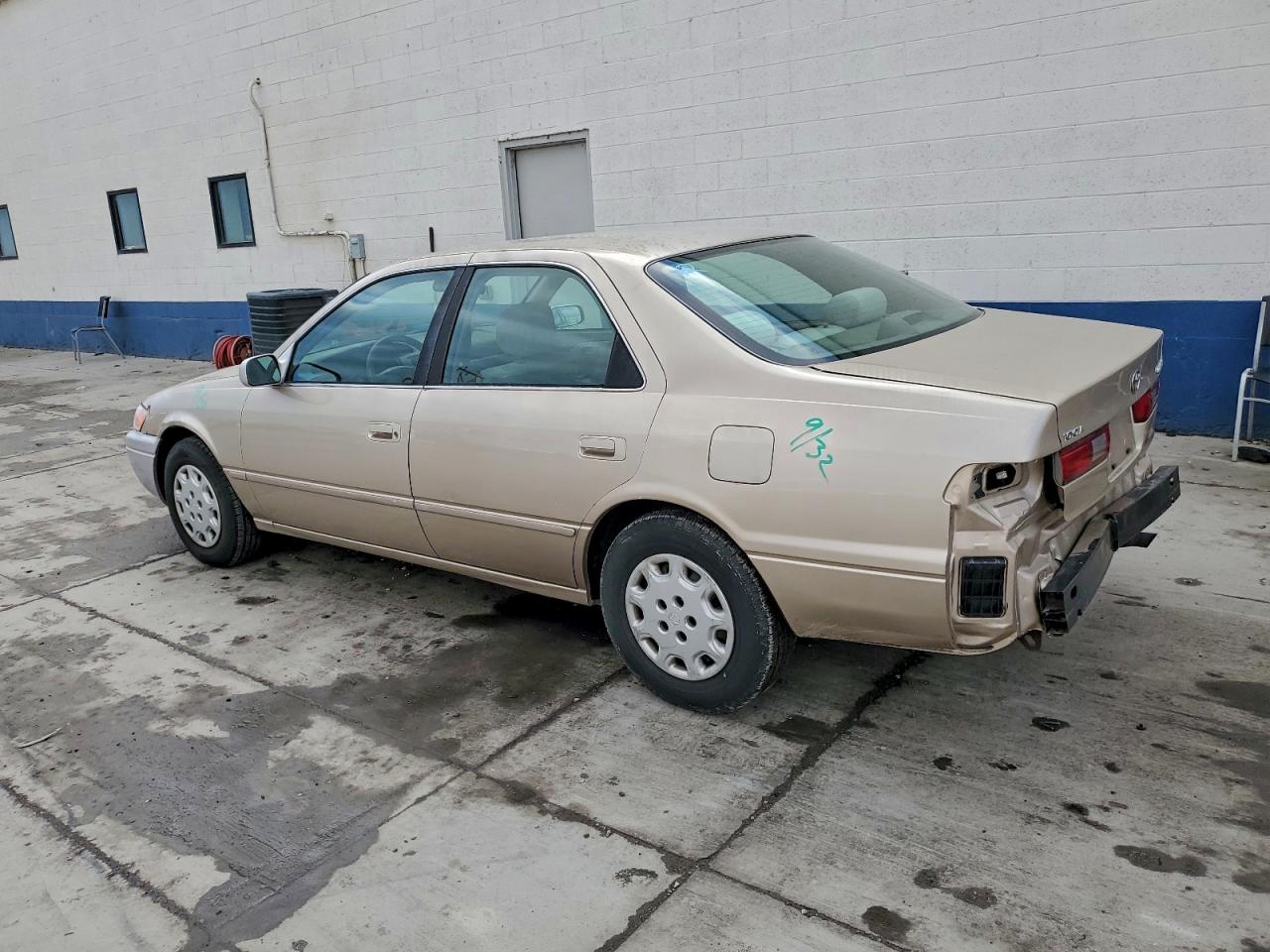 Toyota Camry Ce Image 3