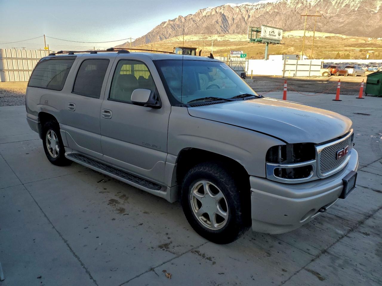 GMC Yukon Denali Image 5