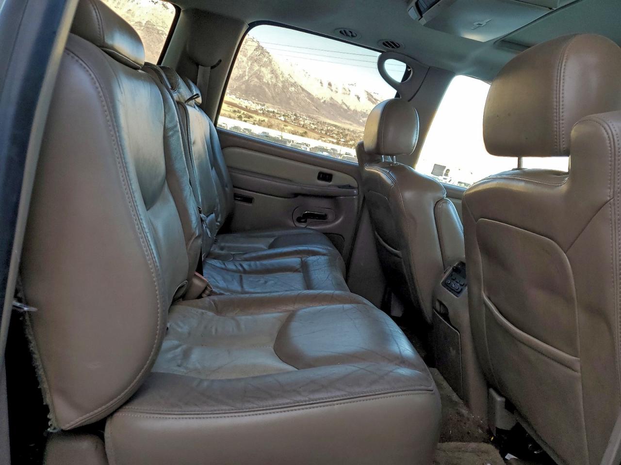 GMC Yukon Denali Image 3