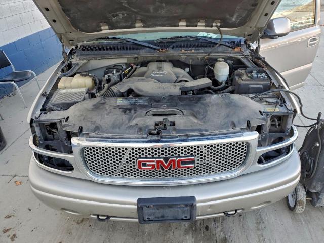 GMC Yukon Denali Image 9