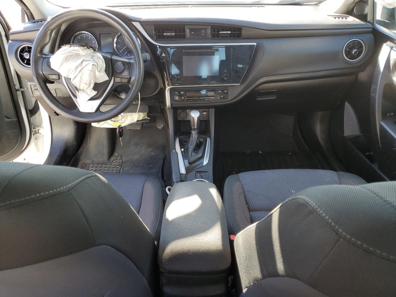 Toyota Corolla L Image 2