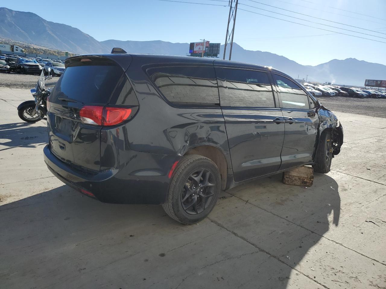 Chrysler Pacifica Touring Image 2