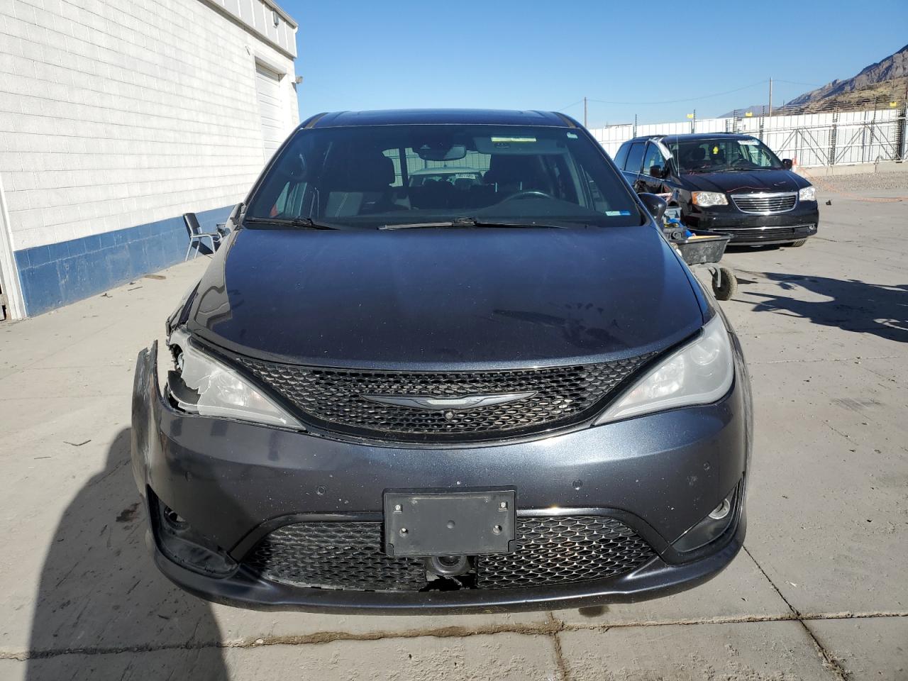 Chrysler Pacifica Touring Image 3