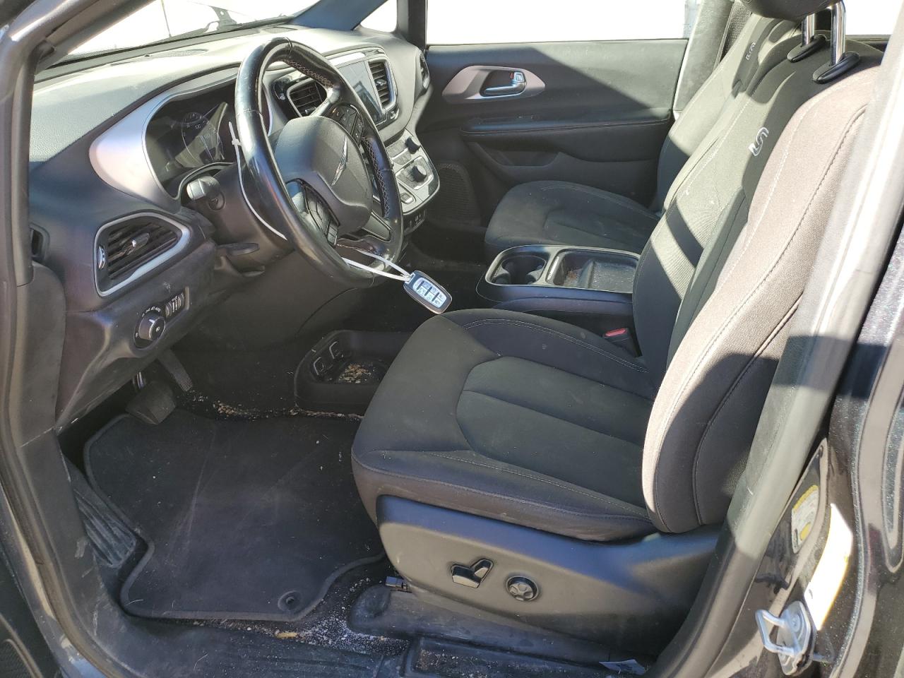 Chrysler Pacifica Touring Image 4