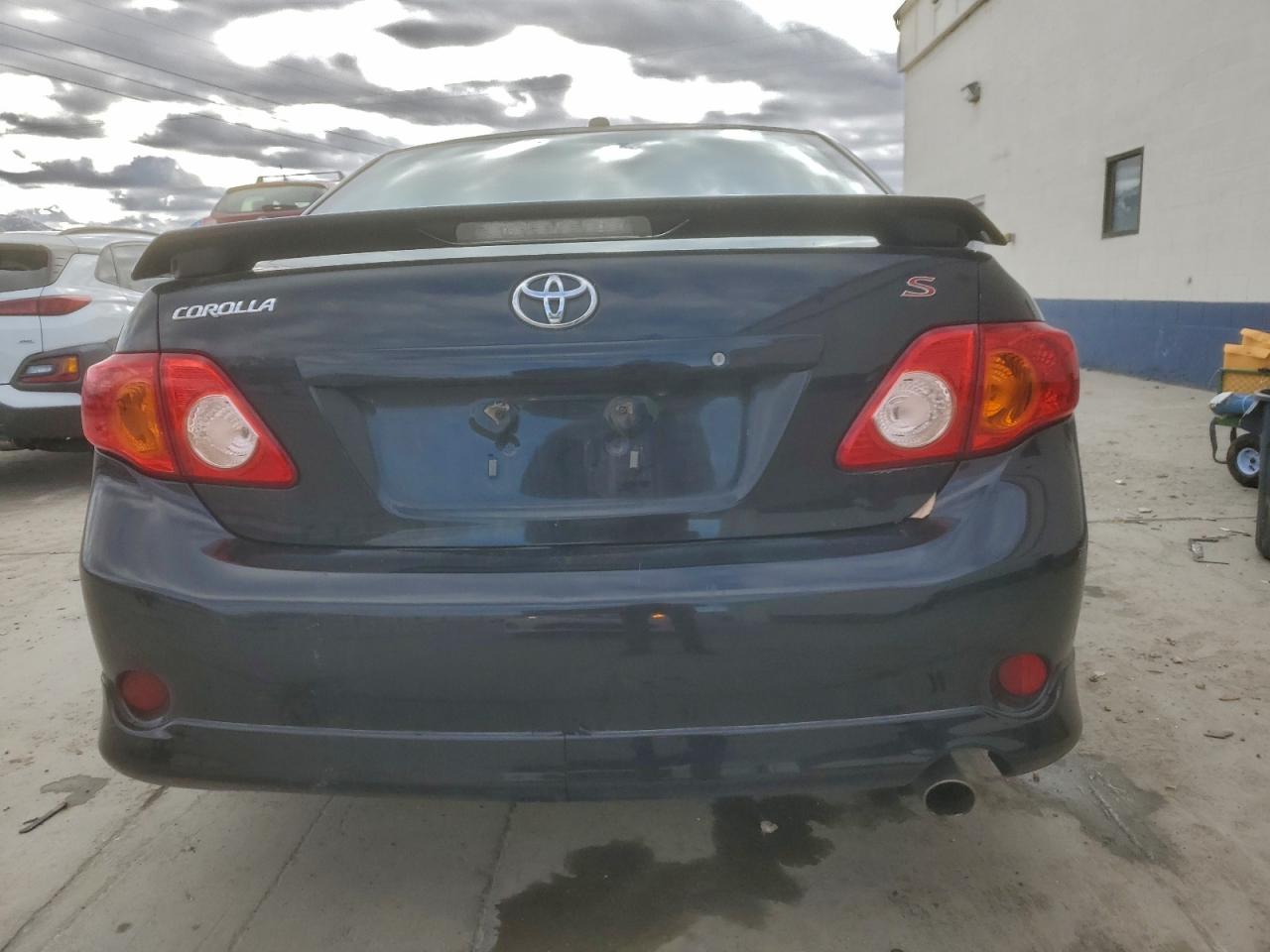 Toyota Corolla Base Image 9
