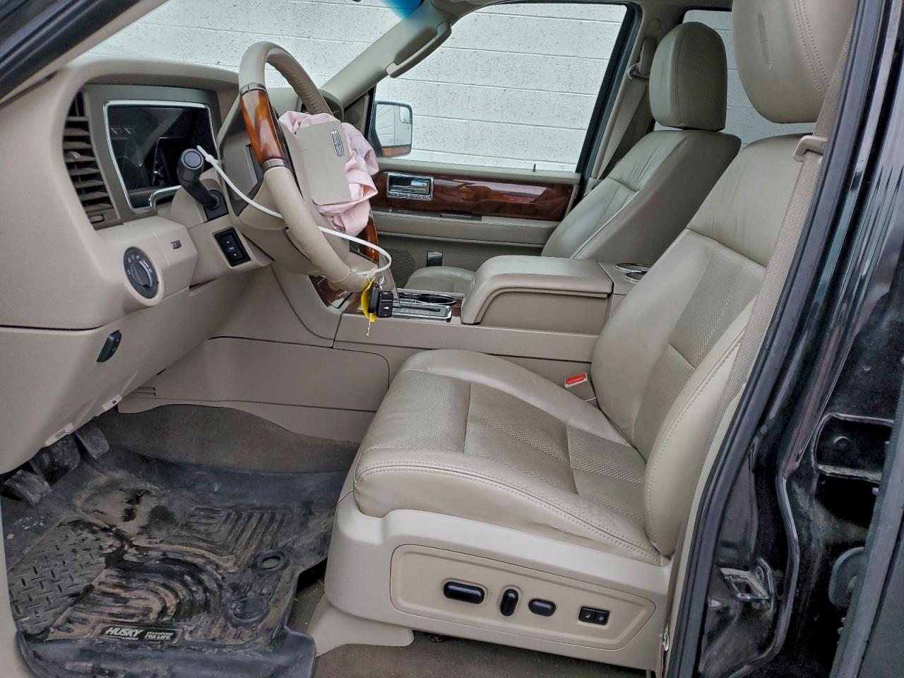 Lincoln Navigator Image 2