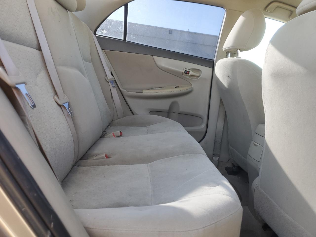 Toyota Corolla Base Image 10