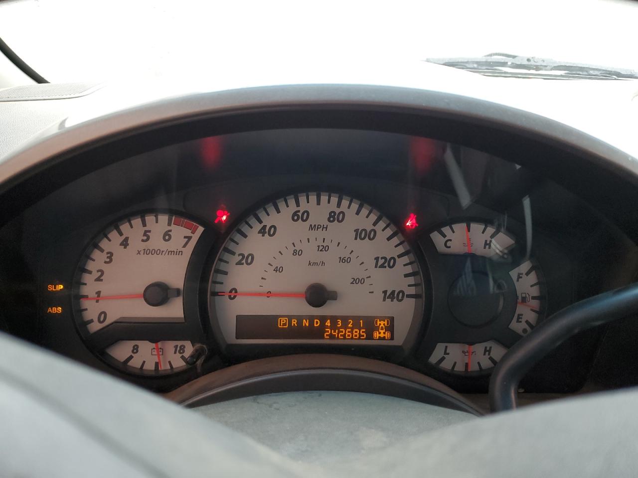 Nissan Titan Xe Image 6