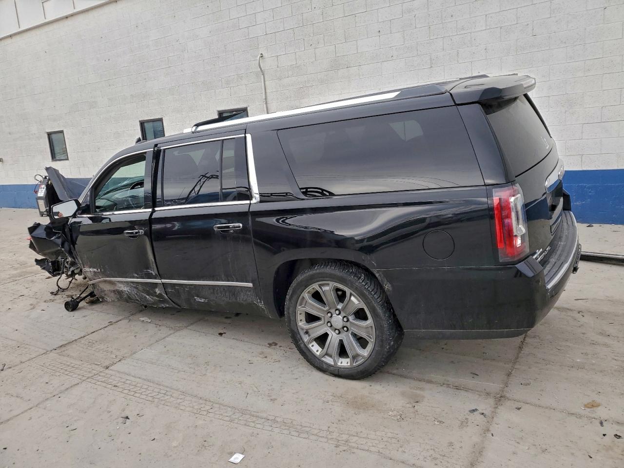 GMC Yukon Denali Image 2