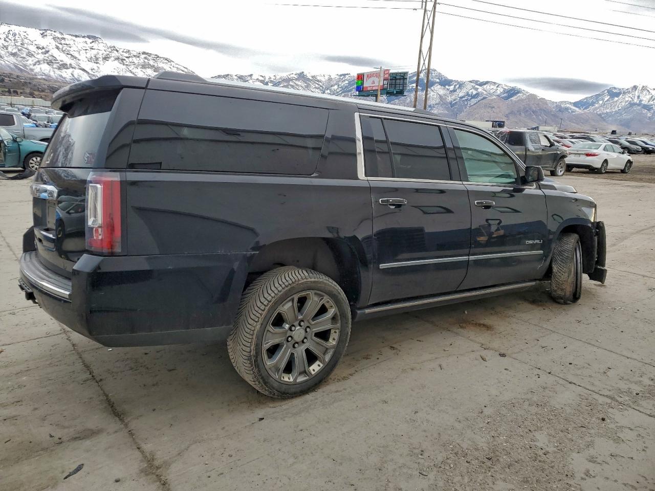 GMC Yukon Denali Image 3