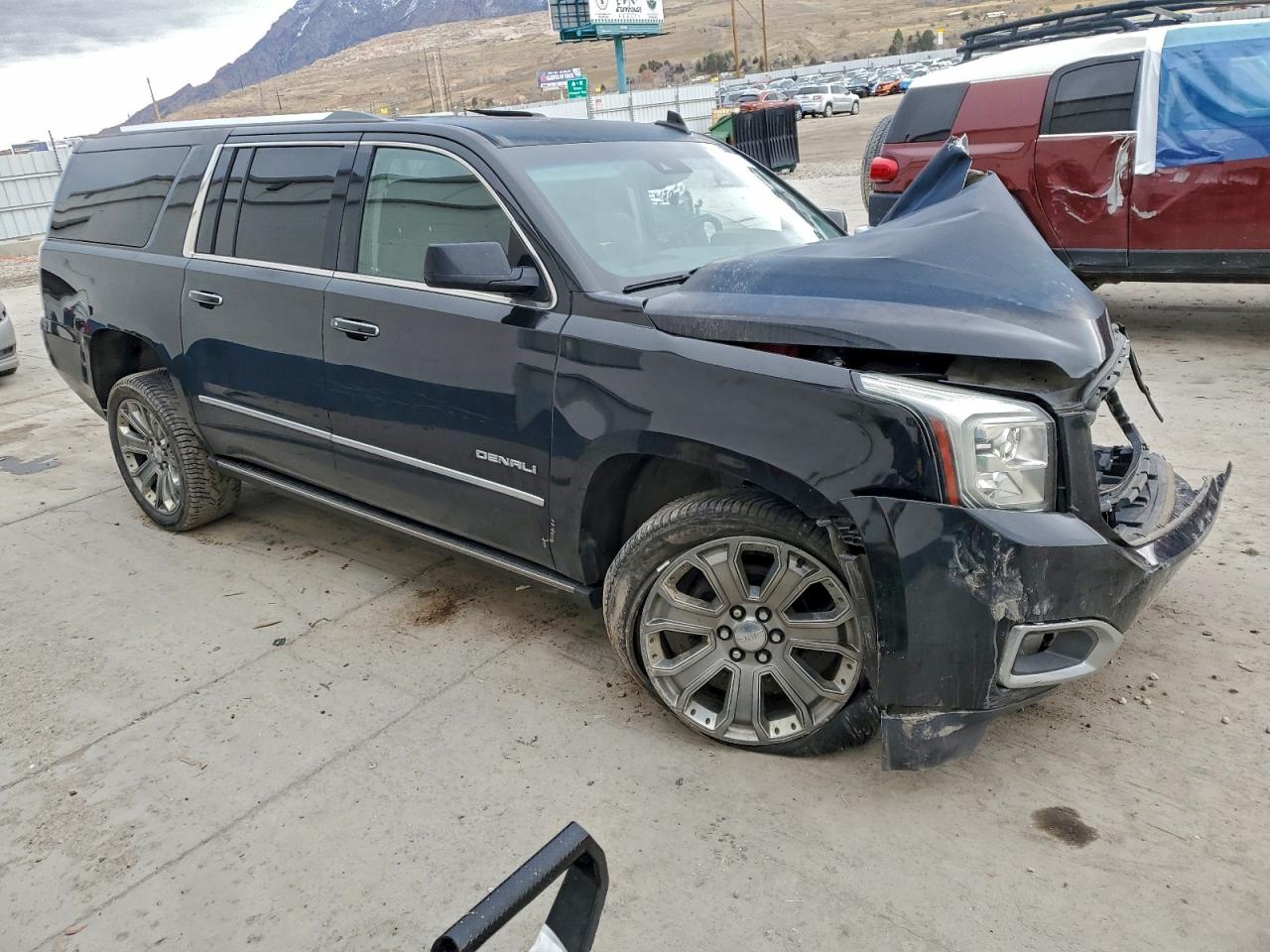 GMC Yukon Denali Image 5
