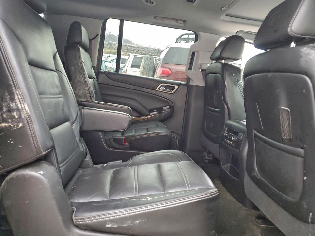 GMC Yukon Denali Image 7