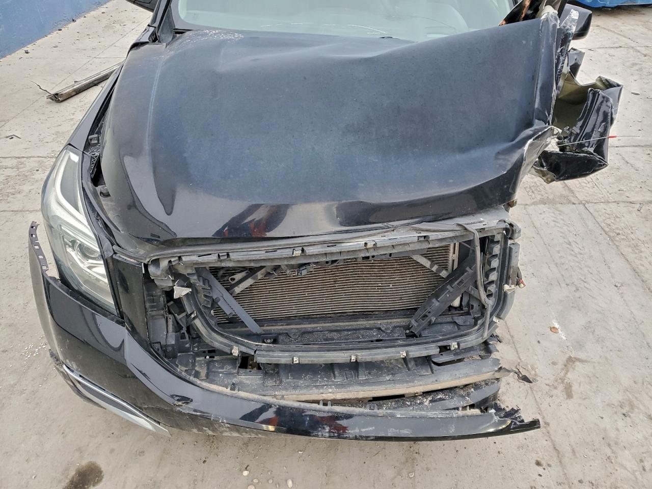 GMC Yukon Denali Image 6