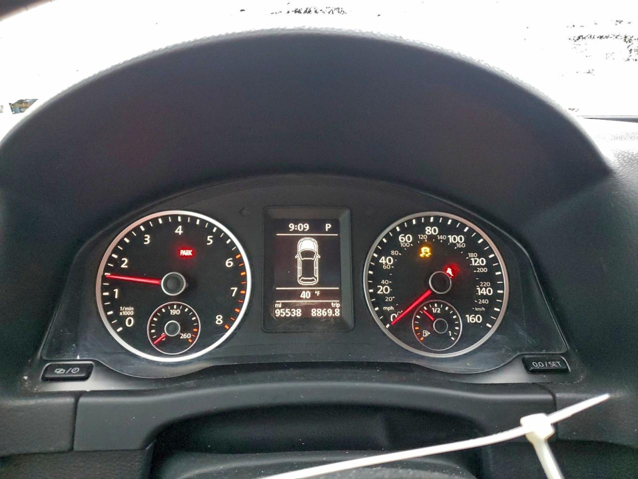 Volkswagen Tiguan S Image 3