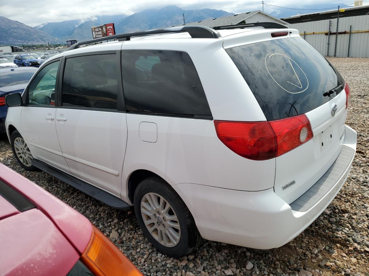 Toyota Sienna Le Image 3